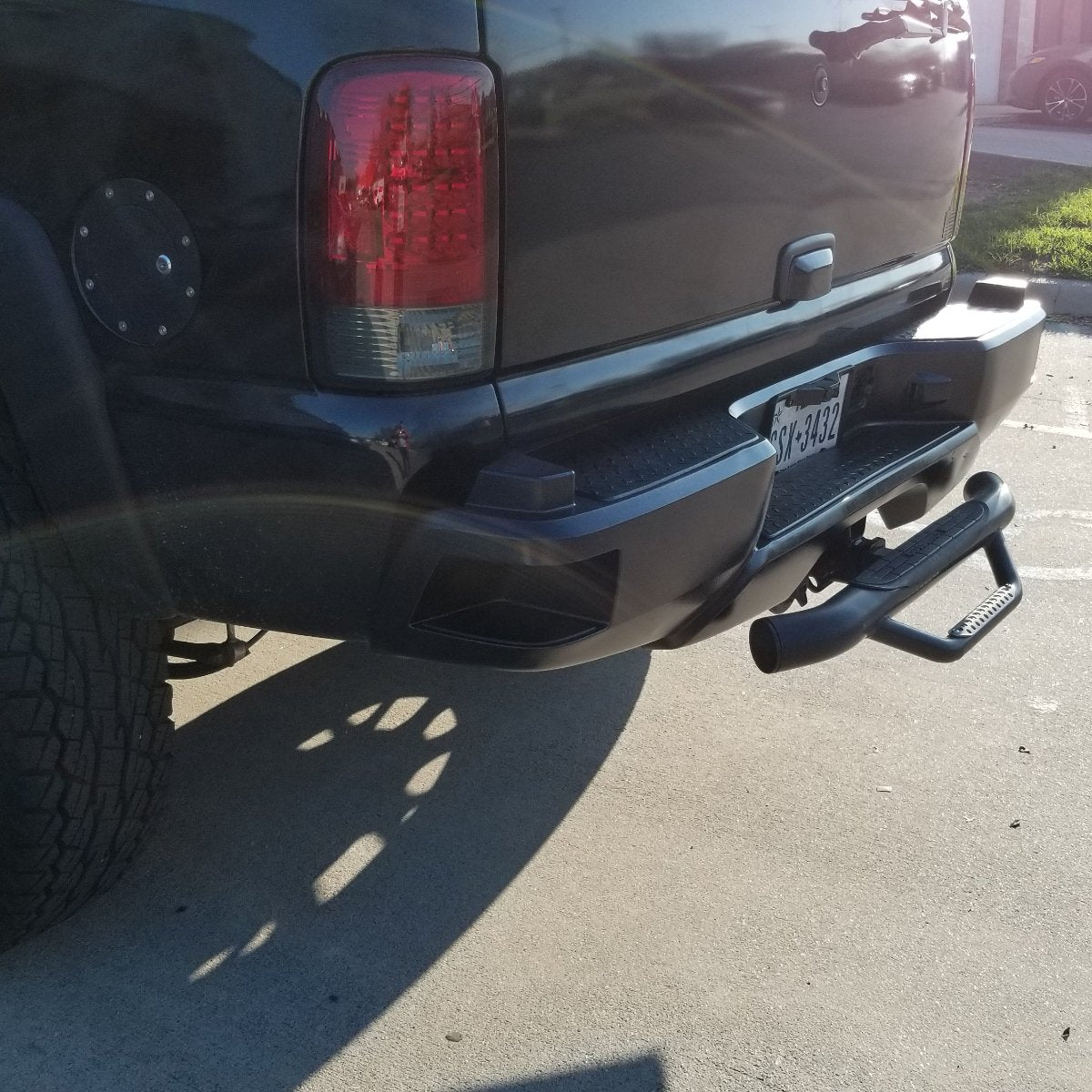 2000_tahoe_with_2002_avalanche_rear_bumper_driver_side_view.jpg