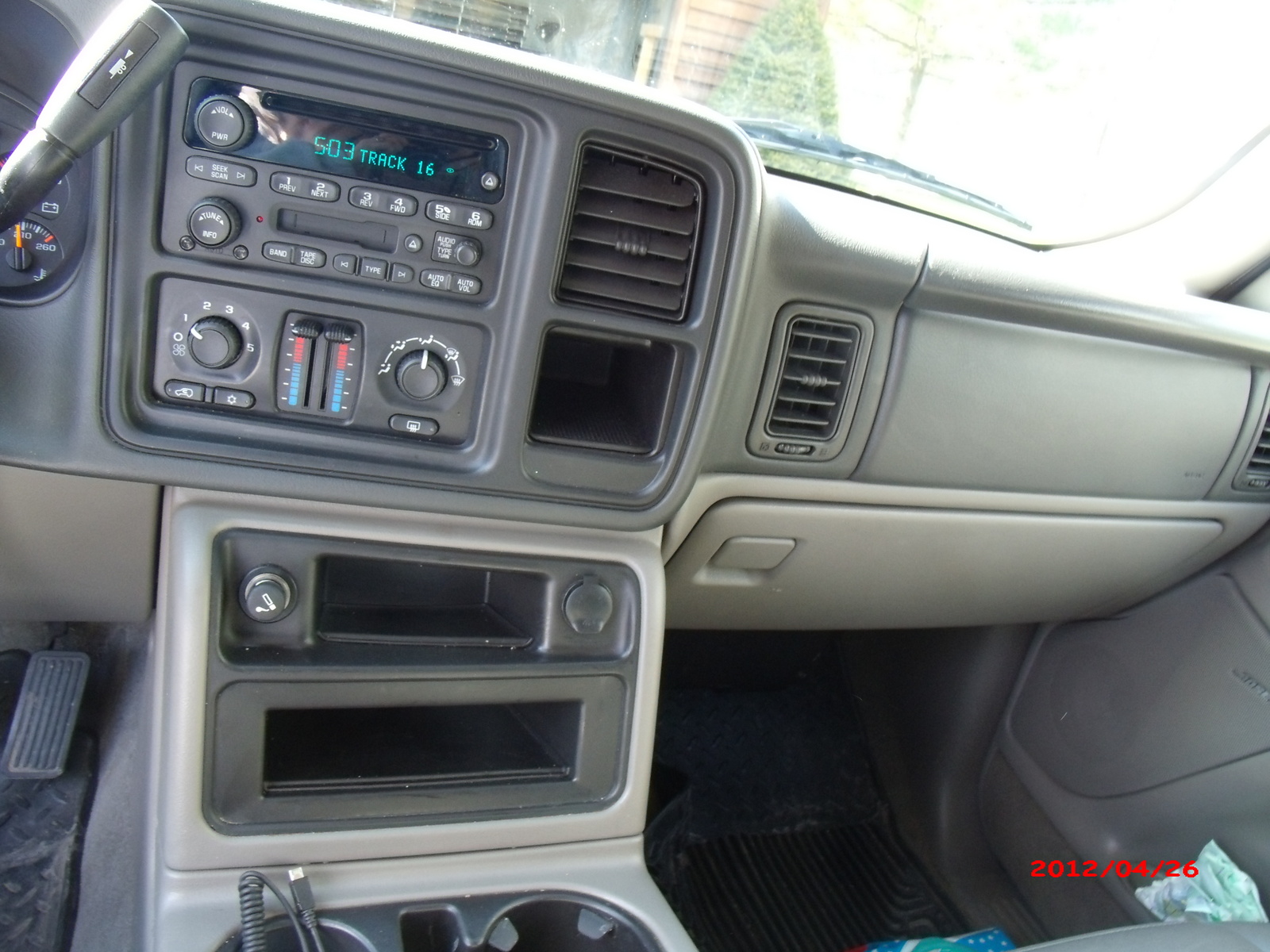 005_chevrolet_tahoe_ls_4wd-pic-3226239216827183980.jpg