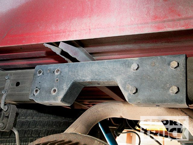 0902st_05_z+1999_chevy_silverado_rear_air_suspension+c_notch.jpg