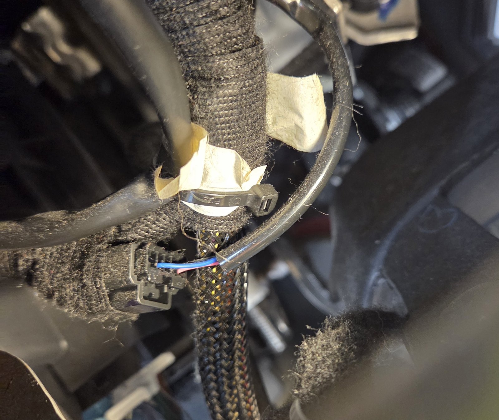 heated steering wheel plug.jpg