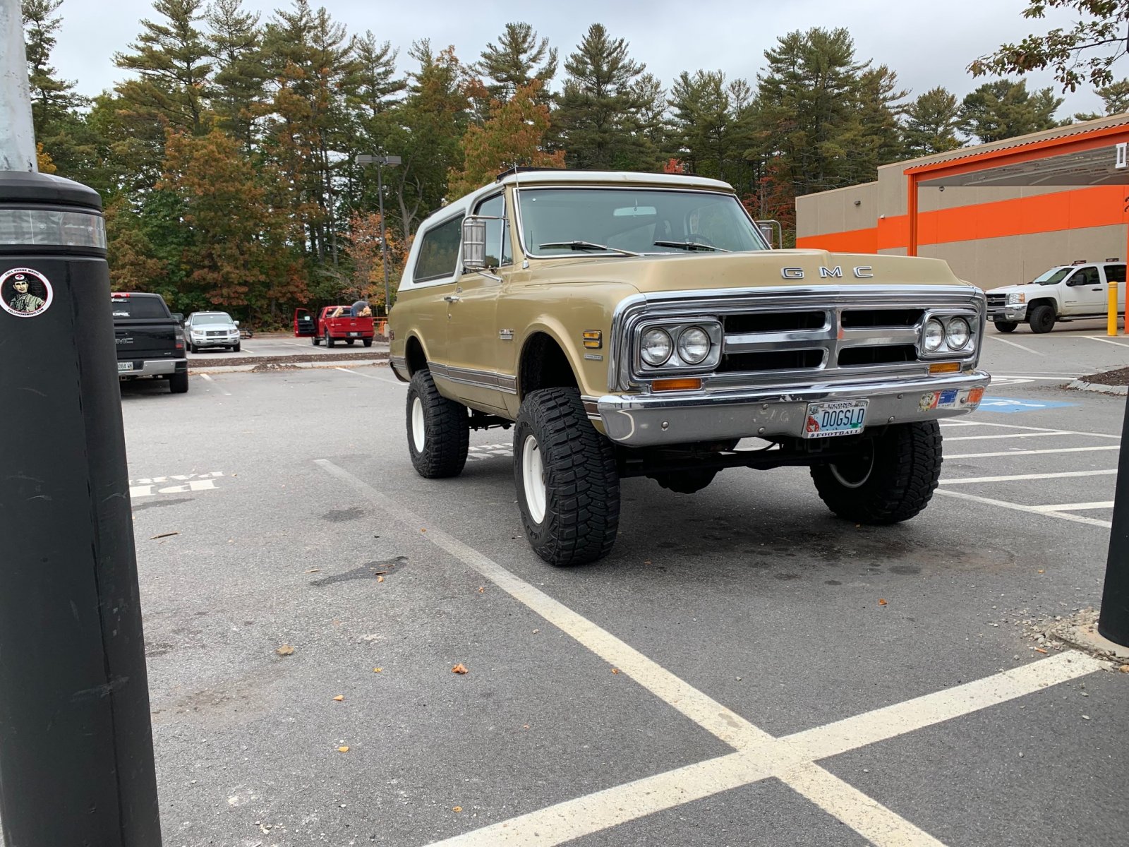 Old School GMC SUV pic2 at HomeDepot - 10.15.2021.jpg