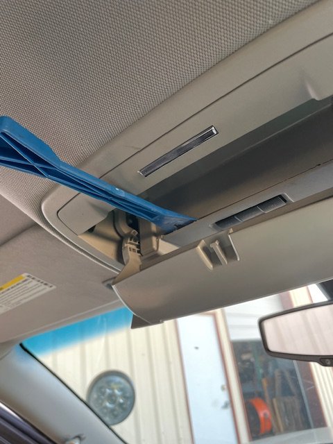 pry bar insertion point to remove.JPG