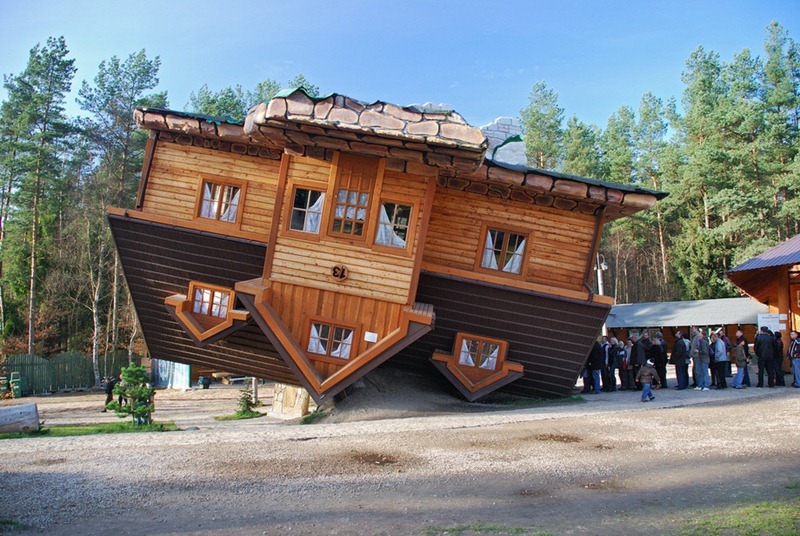 Upside-down-House-in-Szymbark[2].jpg