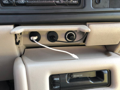 dash-usb-plugged.jpg dash-usb-plugged.jpg