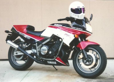 thumbnail_Yamaha FZ 750.jpg