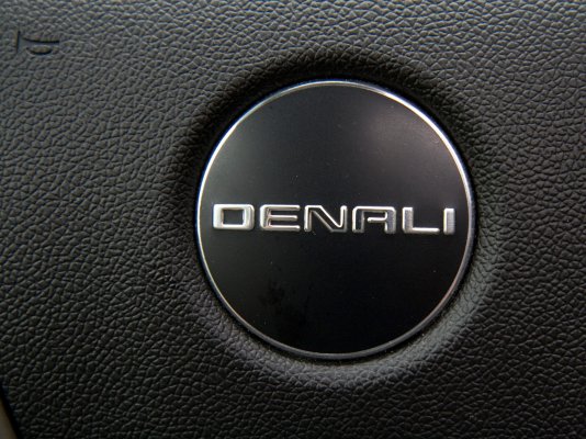 2009_gMC_yukon_denali_hybrid-steering_wheel_emblem.jpg