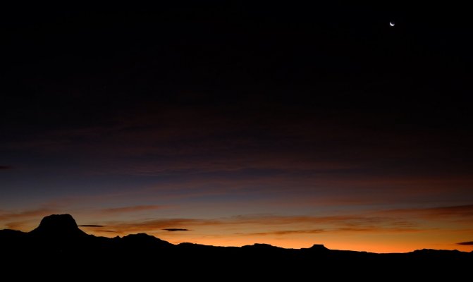 Santa Elena Sunrise w Moon.jpg