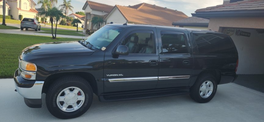 2005 Yukon XL November.jpg